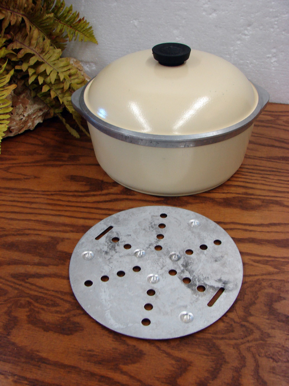 Vintage Club Aluminum Tan Pale Yellow Dutch Oven 6 Quarts w/ CLUB Trivet