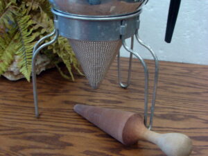 Vintage #480 Molded Vertical Handle Wear-Ever Aluminum Colander Strainer Chinois Sieve