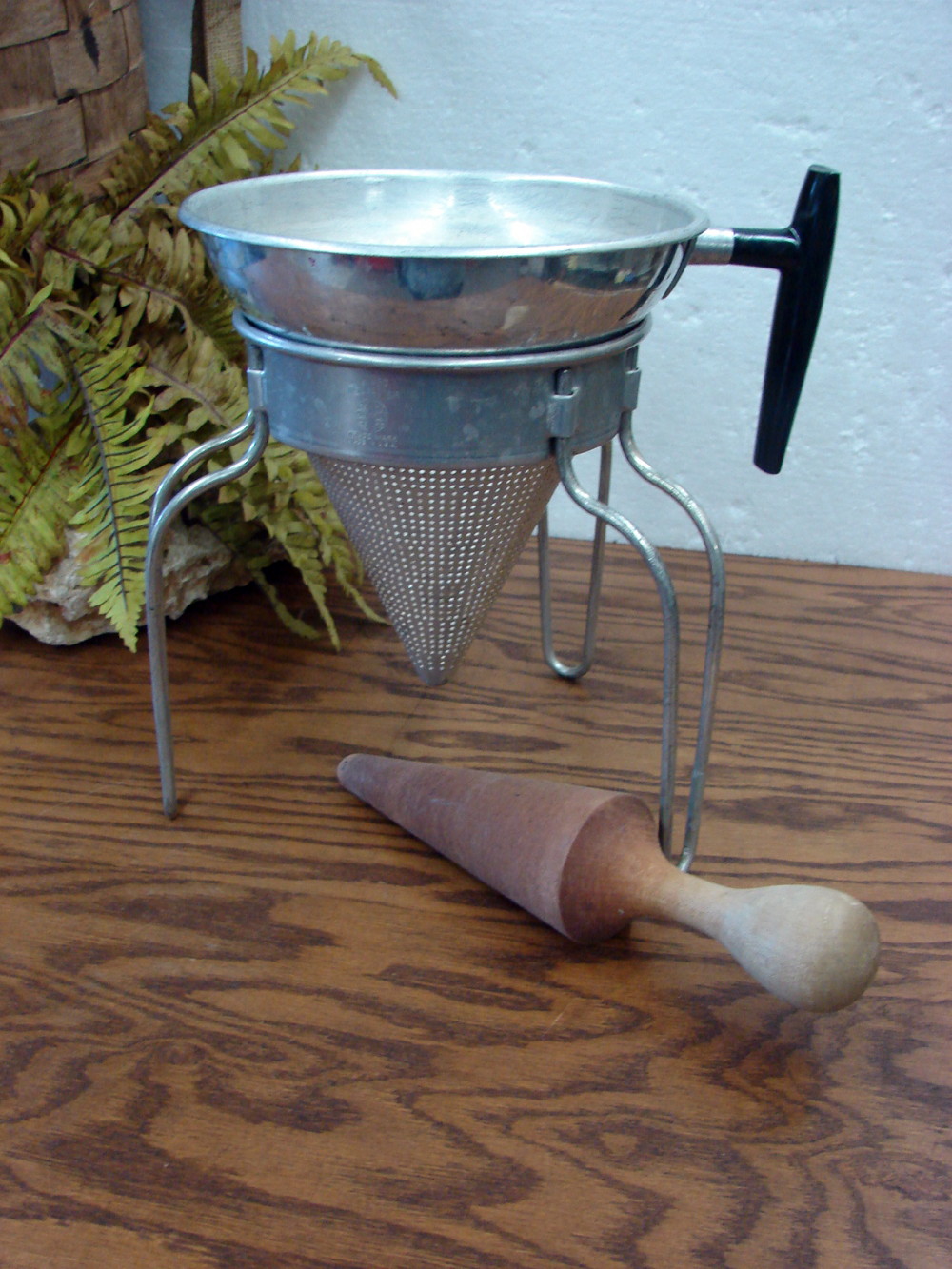 Vintage #480 Molded Vertical Handle Wear-Ever Aluminum Colander Strainer Chinois Sieve