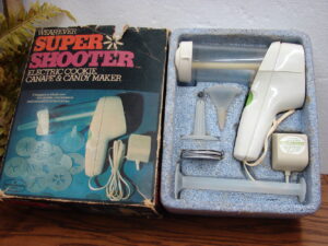 Vintage Wear-Ever Super Shooter Electric Spritz Cookie Press Gun Well Loved