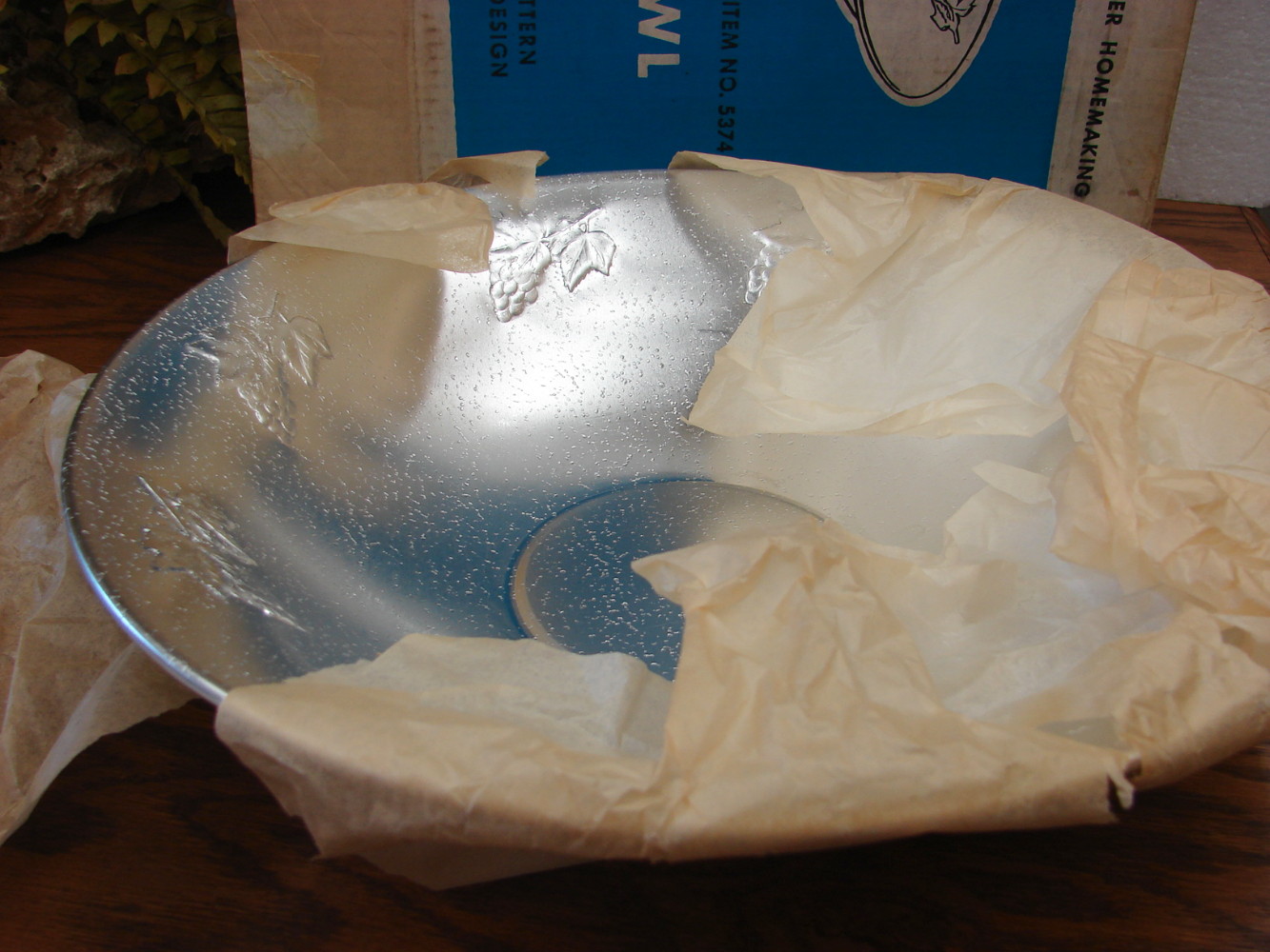 Brand New Vintage West Bend Aluminum Leather Grain Grape Pattern Salad Bowl #5374 - Image 3