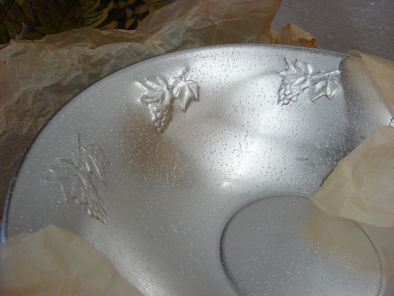 Brand New Vintage West Bend Aluminum Leather Grain Grape Pattern Salad Bowl #5374 - Image 4